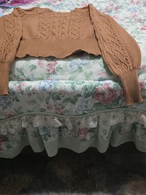 Cropped Cable Knit Scoop Neck Sweater in Camel